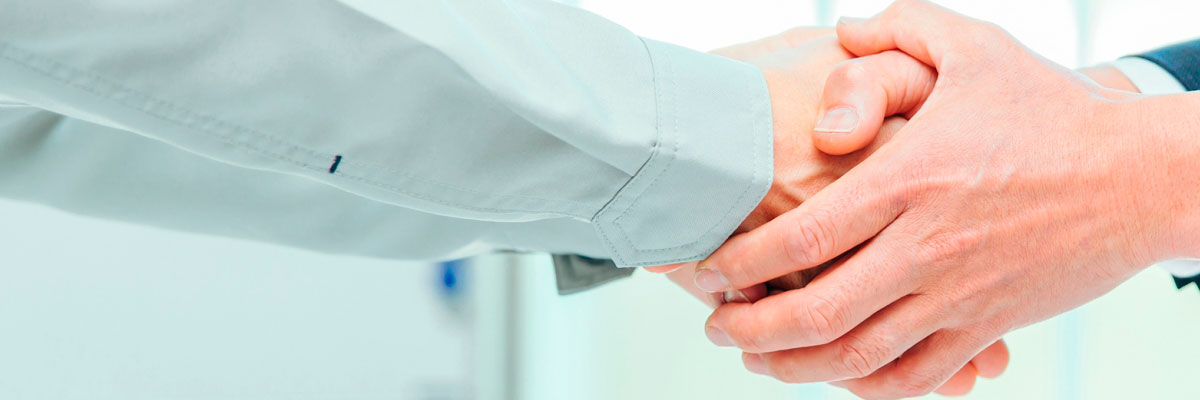 がっちり握手する経営者とサポートする経営コンサルタント